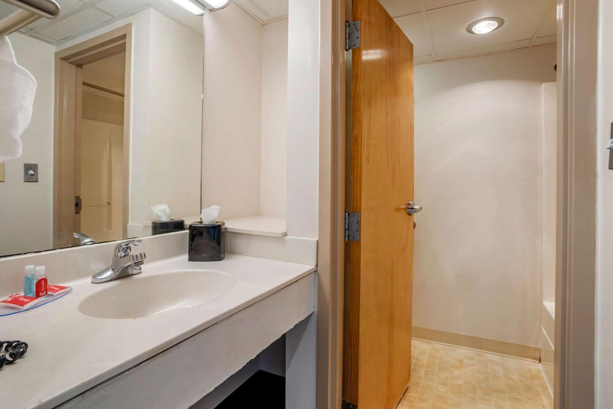 Econo Lodge Inn & Suites Rehoboth Beach Buitenkant foto